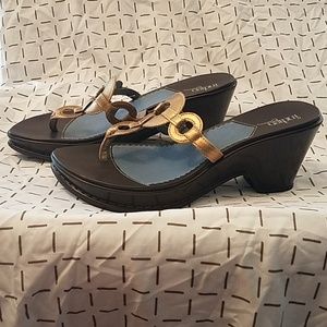 Clarks Gold Indigo Leather Sandals w/Heel Sz. 6.5